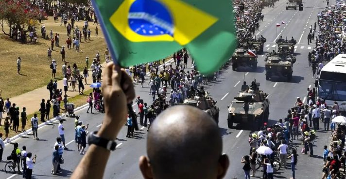 Brasil comemora Independência com desfile oficial do Governo e protesto da oposição