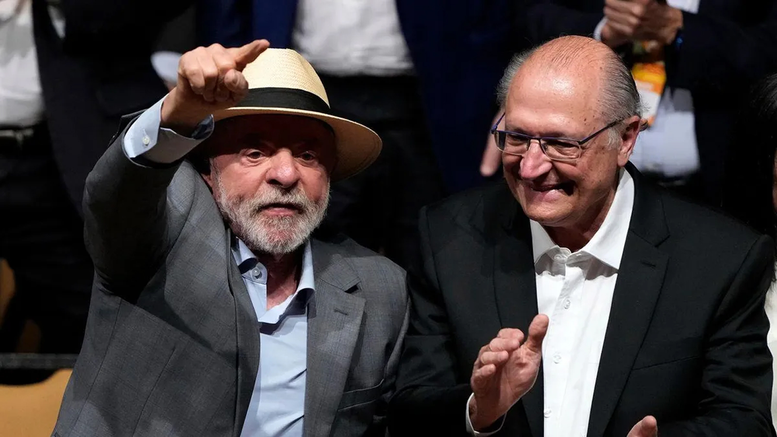 Brasil: Lula celebra aprovação no Brasil de redução de semana de trabalho, empresários criticam medida