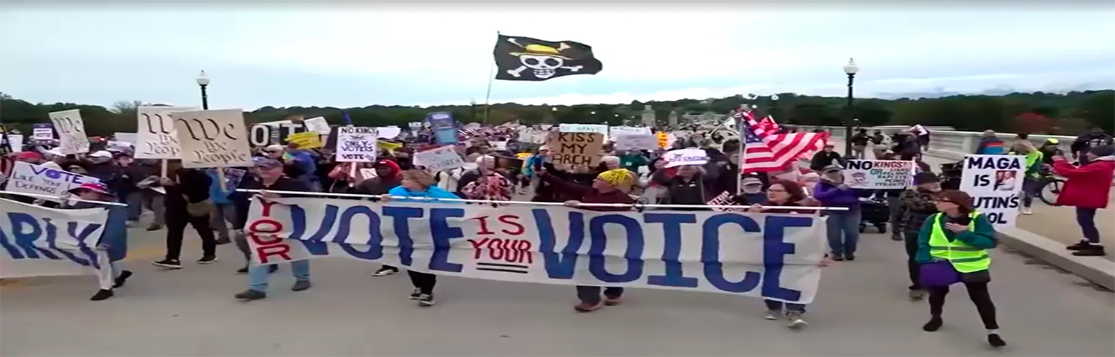 Eleições: Manifestantes protestam contra políticas de Trump e incentivam voto nos EUA