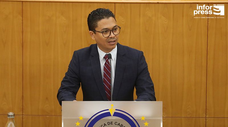 Parlamento: MpD acusa Governo de inércia na subida dos combustíveis e exige apoios às famílias e transportes