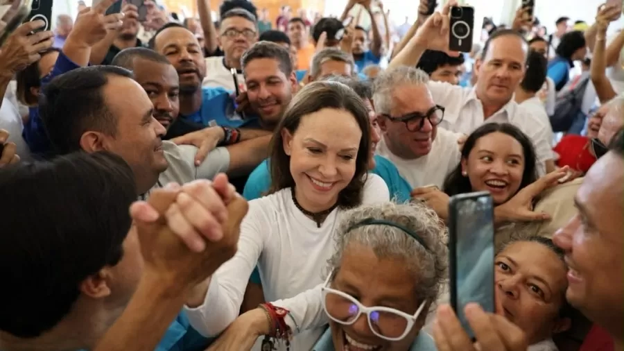 María Corina Machado regressa à Venezuela após quase 10 meses fora do país
