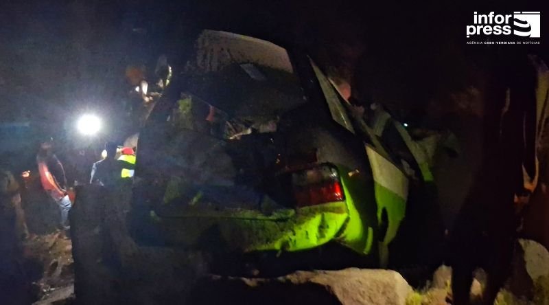 Fogo/Acidente: Autoridades avaliam possibilidade de remover autocarro do local do acidente