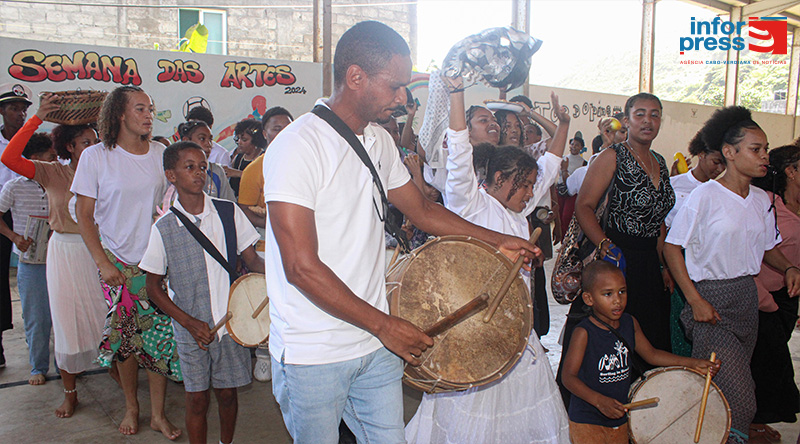 Brava: Jovem cria escola de música para não deixar morrer tradição de tocar tambor