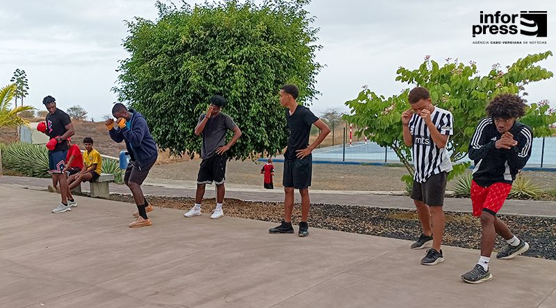 Fogo: Monitor de boxe utiliza espaço aberto para promover a modalidade entre jovens