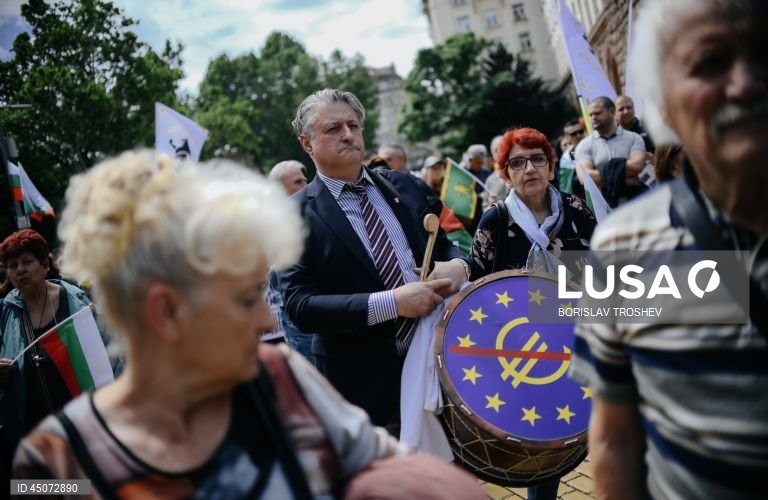 Milhares de manifestantes contra adoção do euro na Bulgária a partir de 2026
