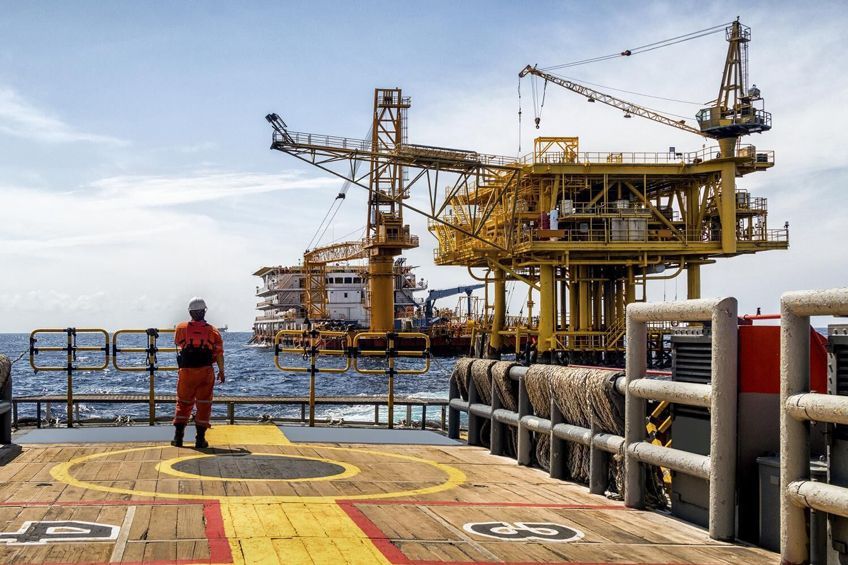 Petróleo Brent cai mais de 7% e negoceia abaixo dos 90 dólares por barril